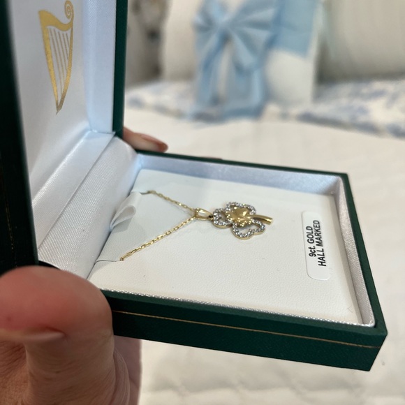 9ct Gold Shamrock Necklace - Picture 2 of 2